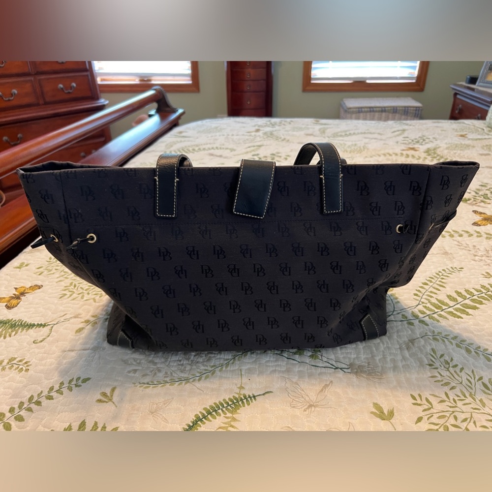 Beautiful Genuine Dooney and Bourke Black Tote NWOT